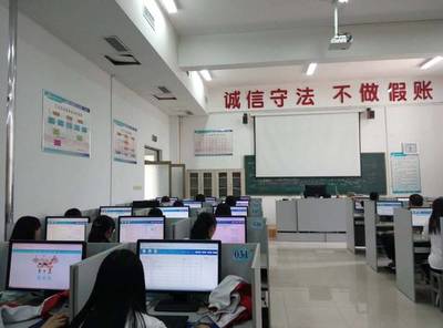 計(jì)算機(jī)專(zhuān)業(yè)與會(huì)計(jì)專(zhuān)業(yè)聯(lián)合開(kāi)展技能實(shí)訓(xùn) 數(shù)字時(shí)代的跨學(xué)科賦能